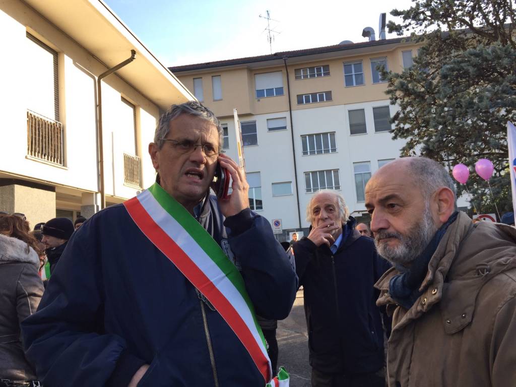 La protesta delle mamme per l'ospedale di angera