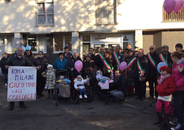 La protesta delle mamme per l'ospedale di angera