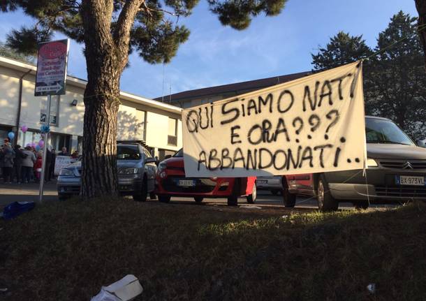 La protesta delle mamme per l'ospedale di angera