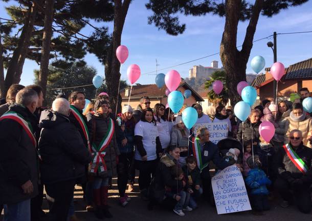 La protesta delle mamme per l'ospedale di angera