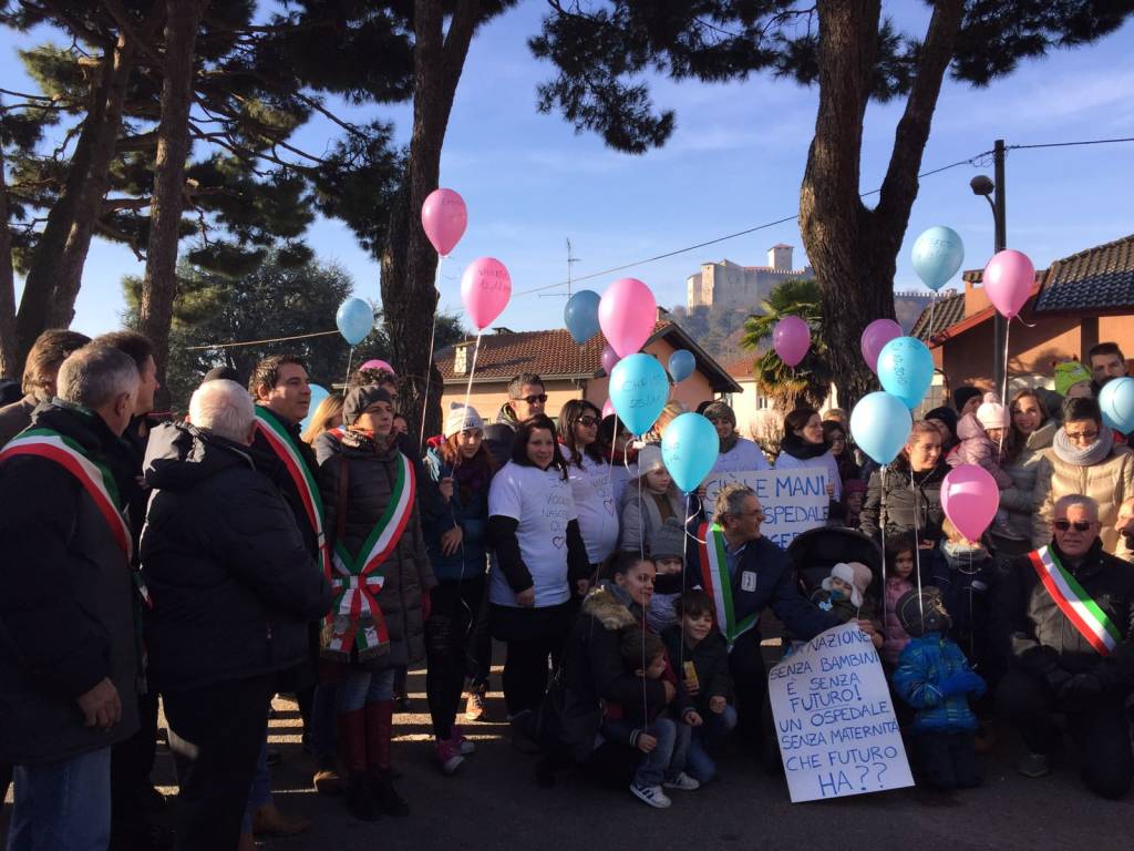 La protesta delle mamme per l'ospedale di angera
