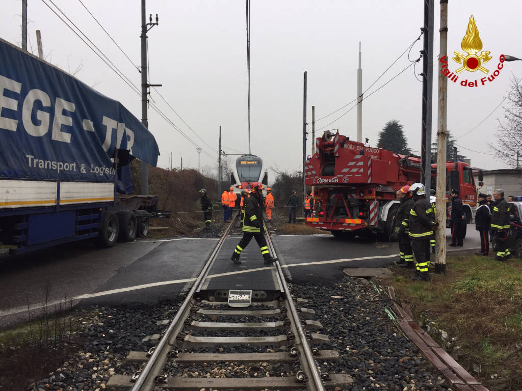 Scontro camion-treno a Ternate