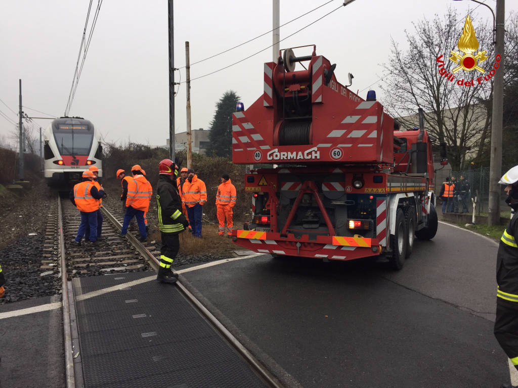 Scontro camion-treno a Ternate