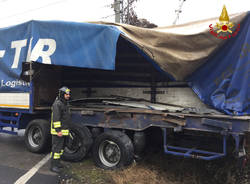 Treno contro camion, l'intervento dei vigili del fuoco