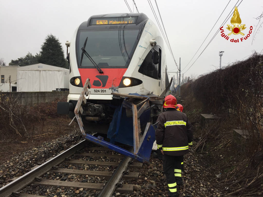 Treno contro camion, l'intervento dei vigili del fuoco