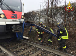 Treno contro camion, l'intervento dei vigili del fuoco