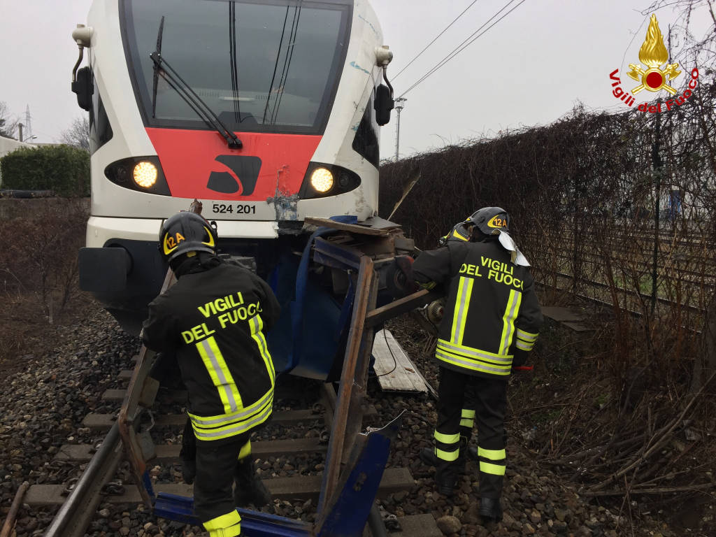 Treno contro camion, l'intervento dei vigili del fuoco