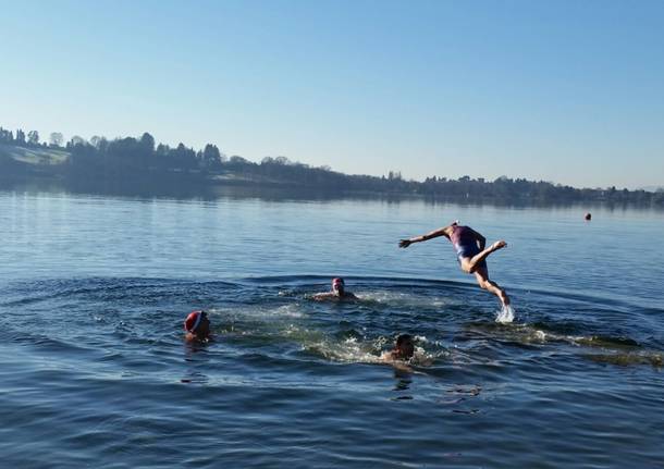 Tuffo nel lago di Monate degli Hic sun leones, dicembre 2016