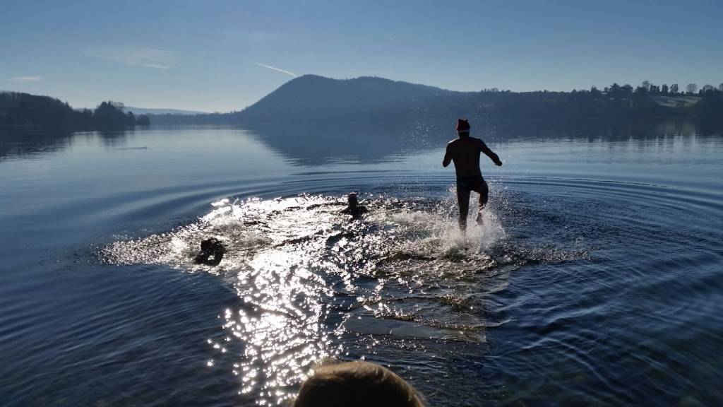 Tuffo nel lago di Monate degli Hic sun leones, dicembre 2016