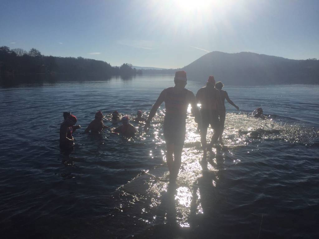 Tuffo nel lago di Monate degli Hic sun leones, dicembre 2016