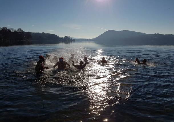 Tuffo nel lago di Monate degli Hic sun leones, dicembre 2016