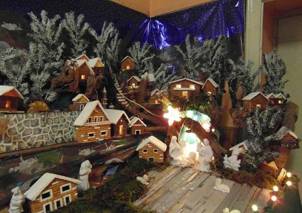 A Viggiù il presepe di Rino ed Enrico, nonni creativi