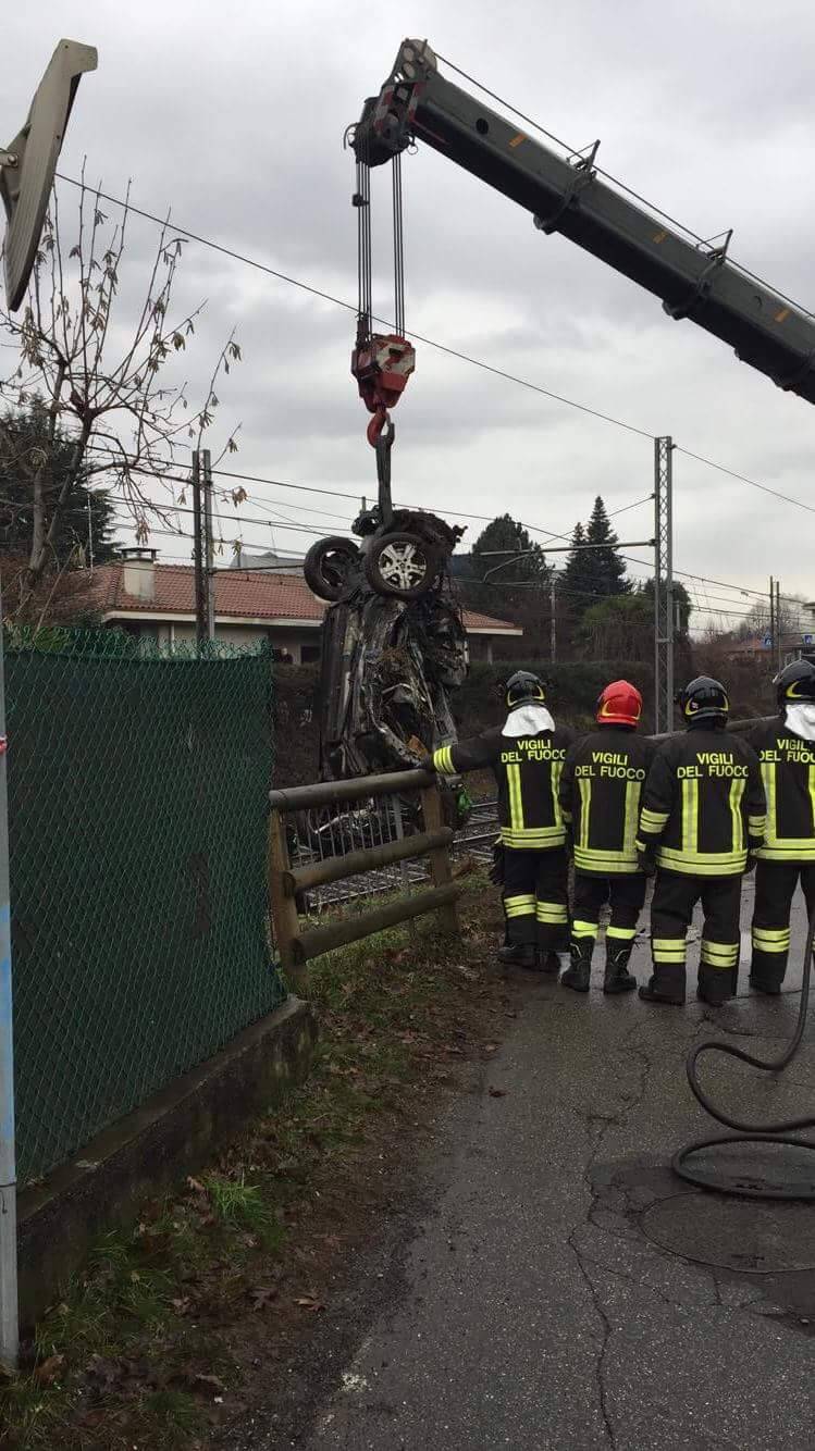 Vigili del fuoco rimuovono l'auto dai binari a Somma Lombardo