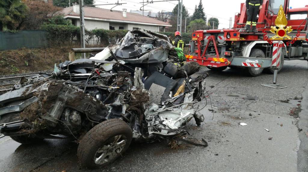 Vigili del fuoco rimuovono l'auto dai binari a Somma Lombardo