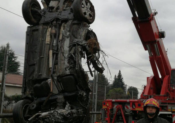 Vigili del fuoco rimuovono l'auto dai binari a Somma Lombardo