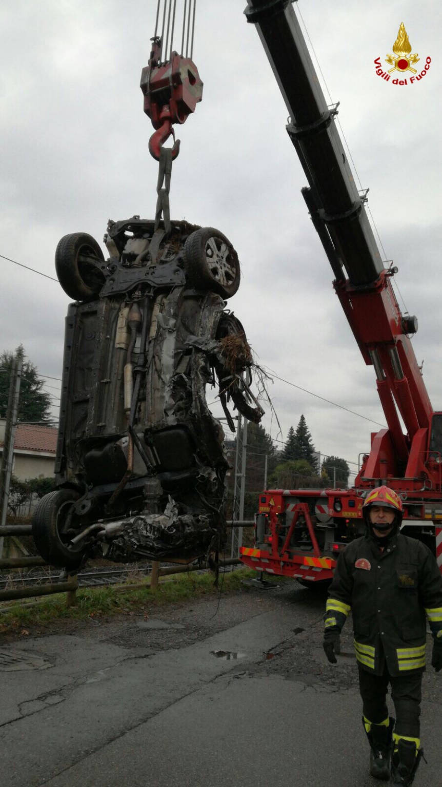 Vigili del fuoco rimuovono l'auto dai binari a Somma Lombardo