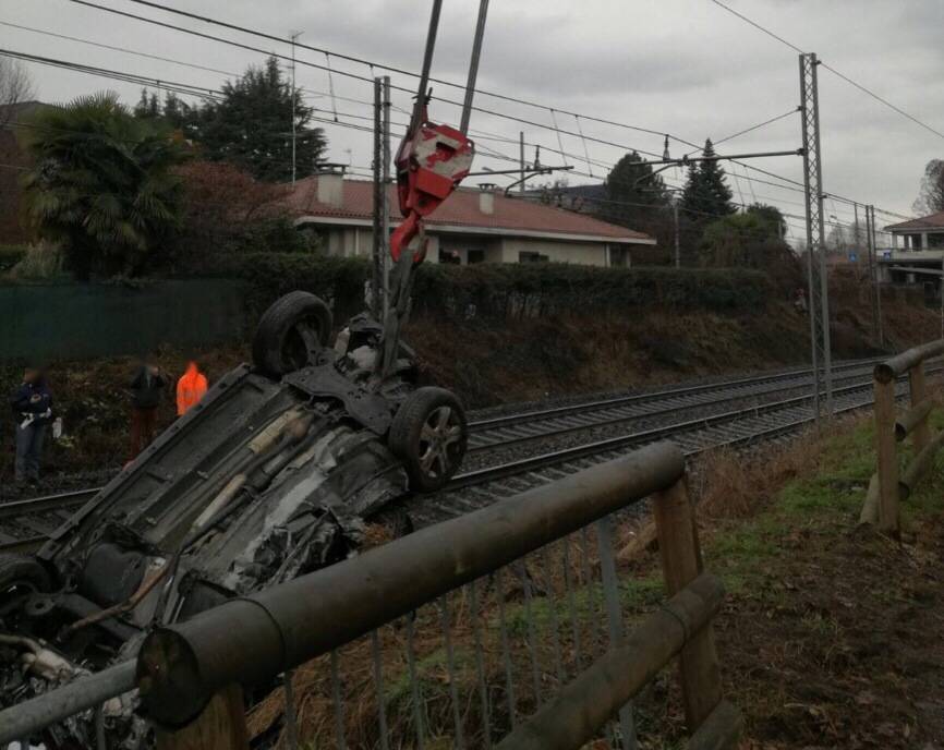 Vigili del fuoco rimuovono l'auto dai binari a Somma Lombardo