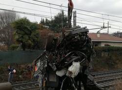 Vigili del fuoco rimuovono l'auto dai binari a Somma Lombardo