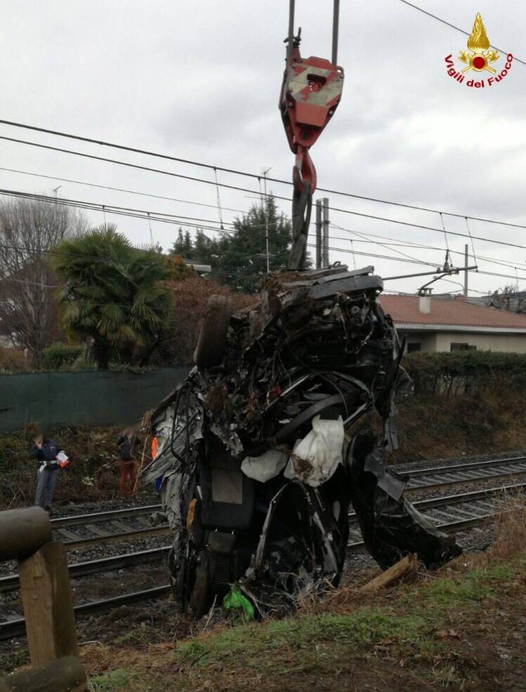 Vigili del fuoco rimuovono l'auto dai binari a Somma Lombardo