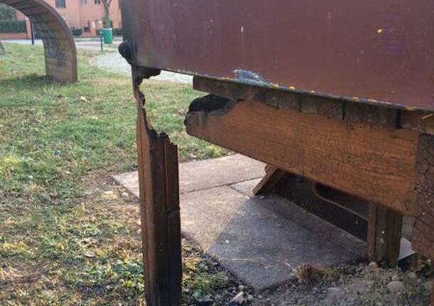 Bollate – Vandalismi al parco di via Bixio