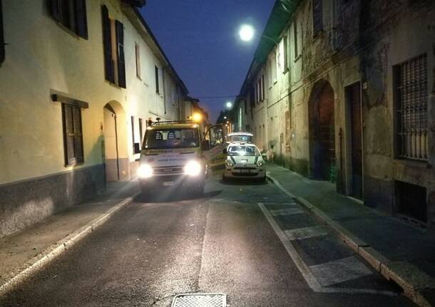 Sgombero dell’auto abbandonata in via Bramante