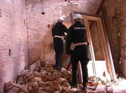 agenti di polizia locale nelle one del terremoto