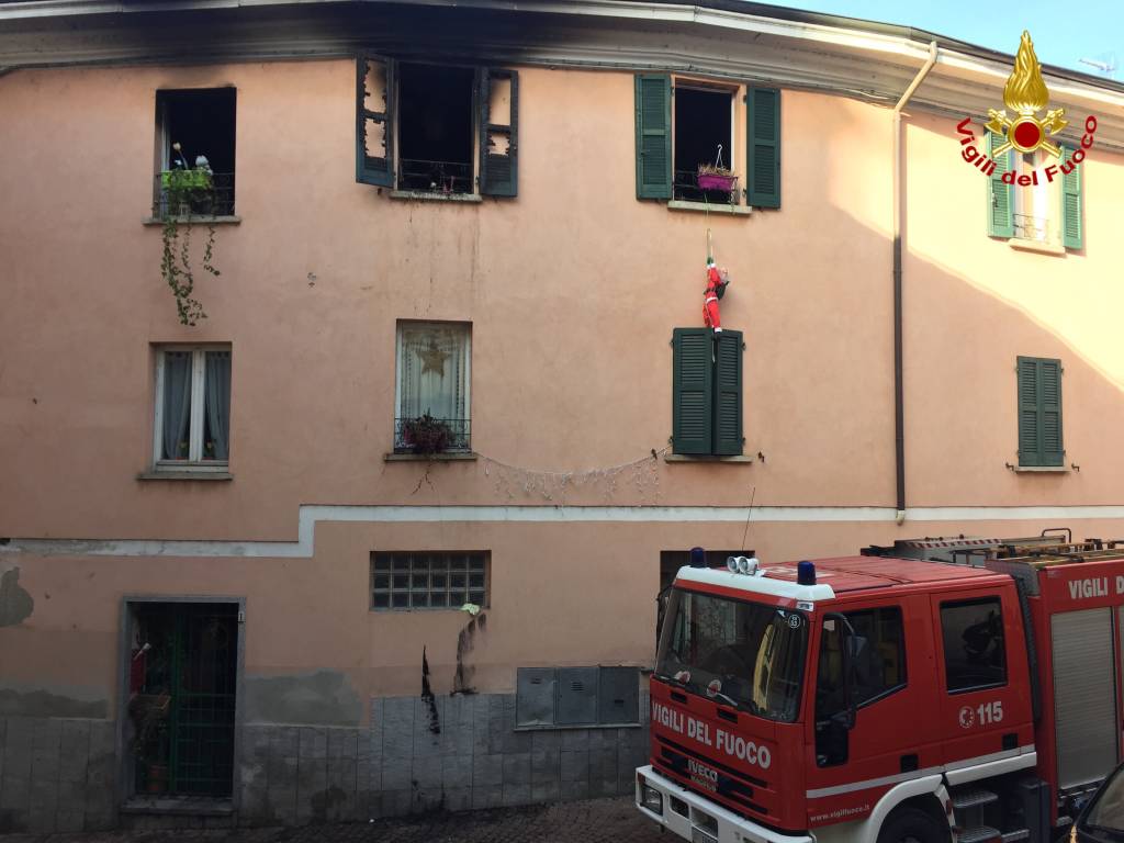 Incendio nella notte a Luino