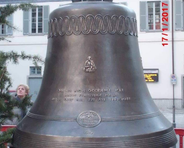 Le campane restaurate sul sagrato della basilica di sant\'Agnese
