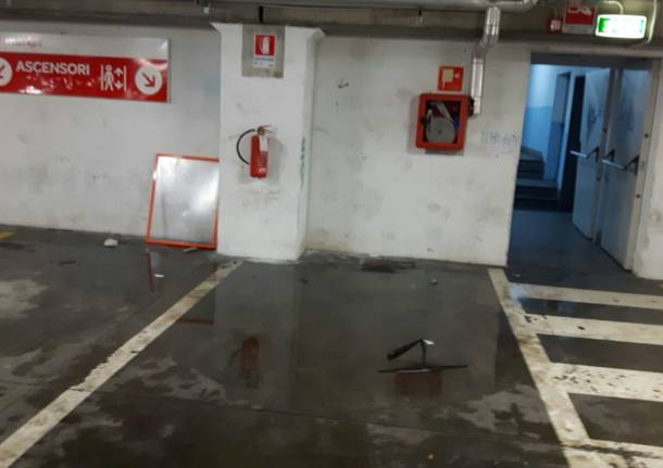 Vandalismi nella notte a Luino