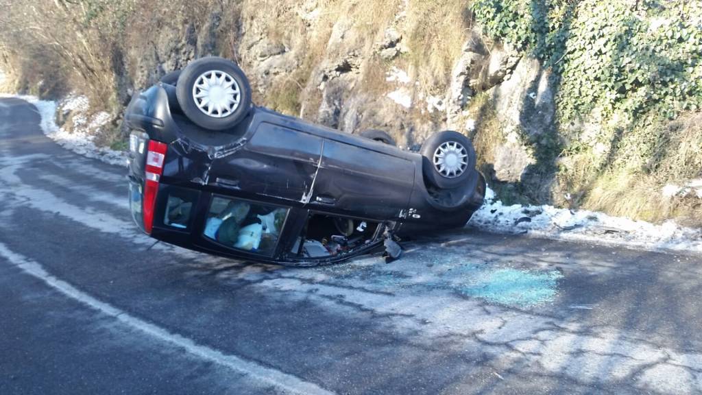 Si ribalta con l\'auto sulla Provinciale
