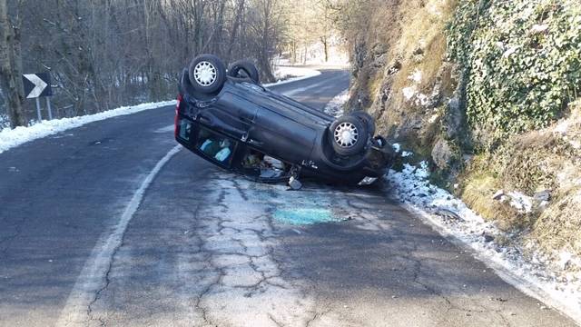 Si ribalta con l\'auto sulla Provinciale