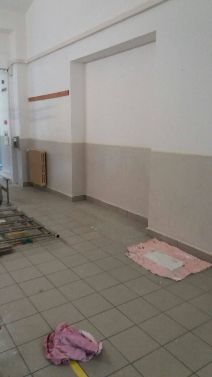 I volontari che imbiancano le scuole medie