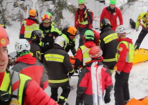 Le prime persone estratte vive dall’hotel di Rigopiano