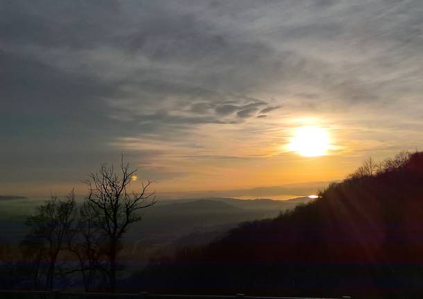 Arcumeggia, il tramonto tra i dipinti del borgo