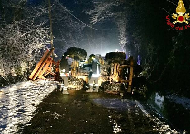 Spazzaneve ribaltato a Maccagno con Pino e Veddasca