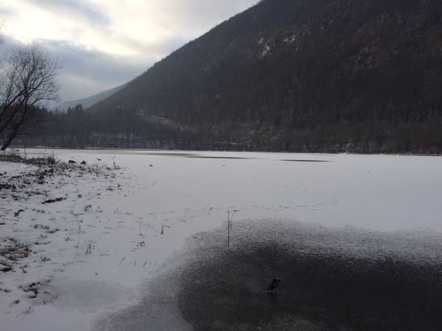 Il lago ghiacciato è pronto per il battesimo ortodosso