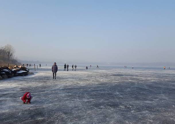 Cazzago Brabbia, in gita sul lago ghiacciato