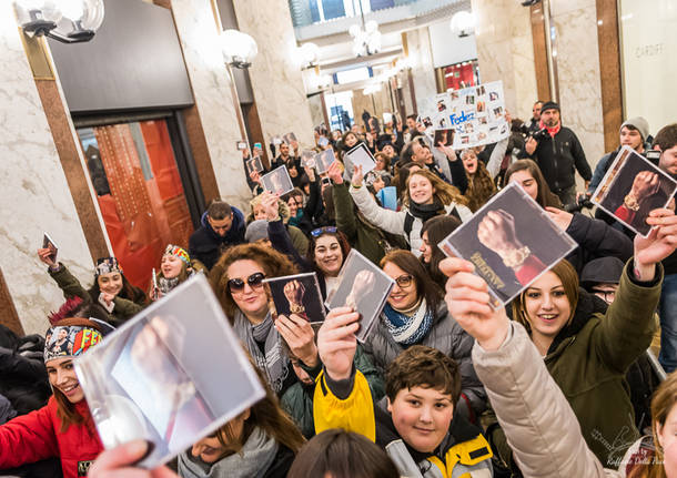 Fedez e J-Ax a Varese, in duemila per il firma copie da Varese Dischi (foto di Raffaele Della Pace)