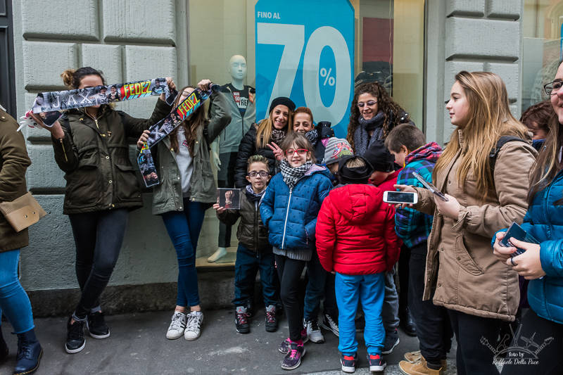 Fedez e J-Ax a Varese, in duemila per il firma copie da Varese Dischi (foto di Raffaele Della Pace)