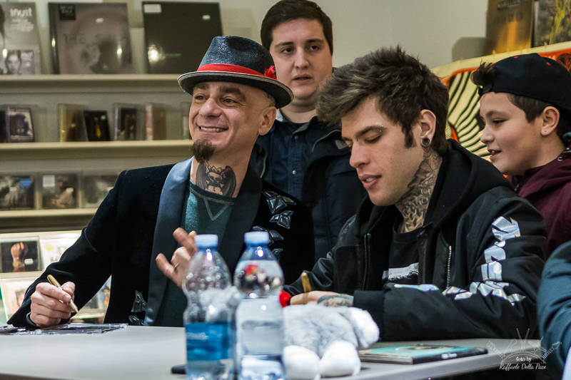 Fedez e J-Ax a Varese, in duemila per il firma copie da Varese Dischi (foto di Raffaele Della Pace)