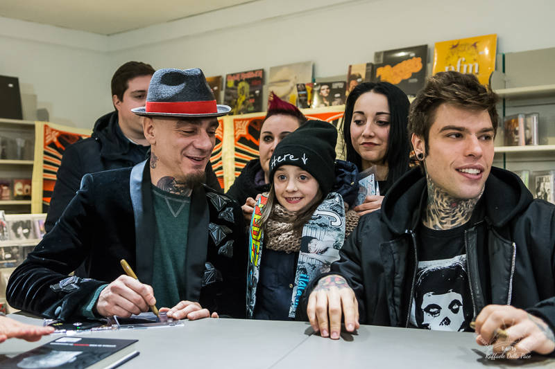 Fedez e J-Ax a Varese, in duemila per il firma copie da Varese Dischi (foto di Raffaele Della Pace)