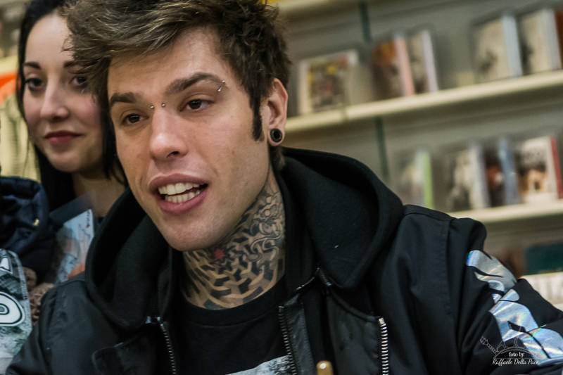 Fedez e J-Ax a Varese, in duemila per il firma copie da Varese Dischi (foto di Raffaele Della Pace)