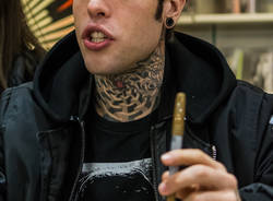 Fedez e J-Ax a Varese, in duemila per il firma copie da Varese Dischi (foto di Raffaele Della Pace)