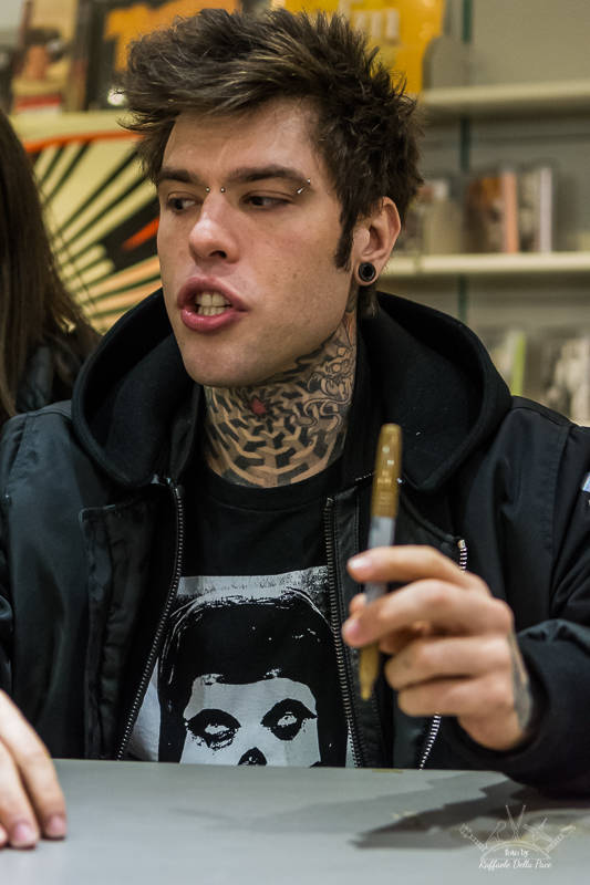 Fedez e J-Ax a Varese, in duemila per il firma copie da Varese Dischi (foto di Raffaele Della Pace)