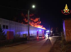 Fiamme in un capannone industriale