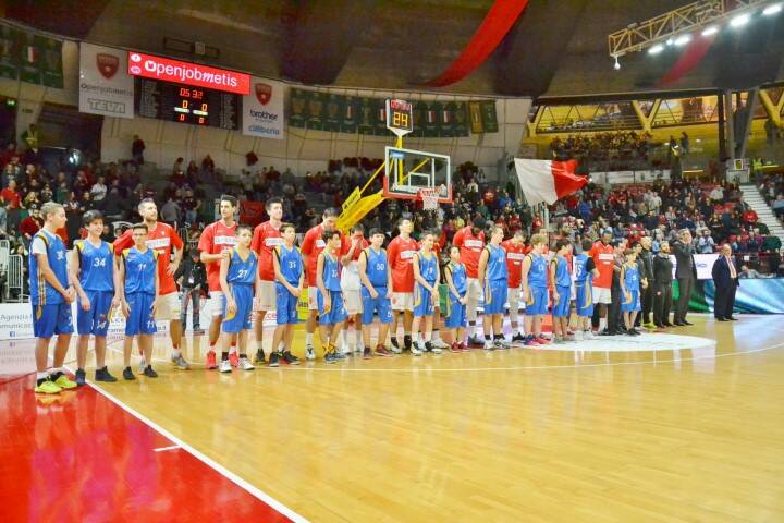Gruppo U14 accompagna in campo la Pall Varese
