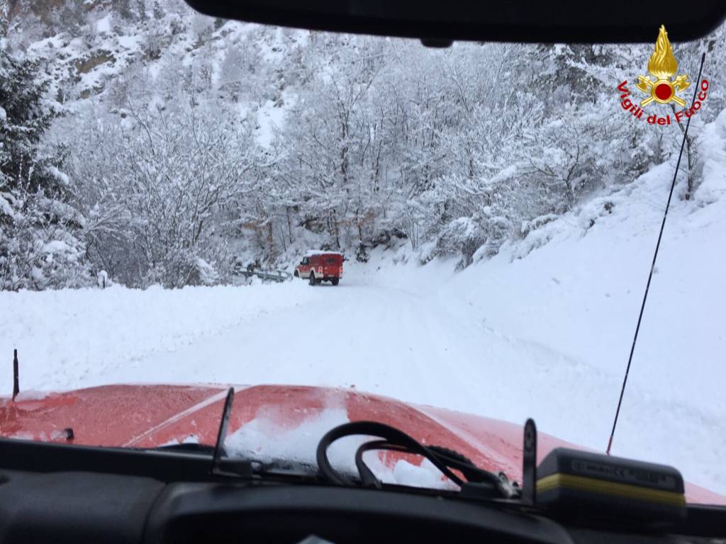 I vigili del fuoco al lavoro tra i terremotati