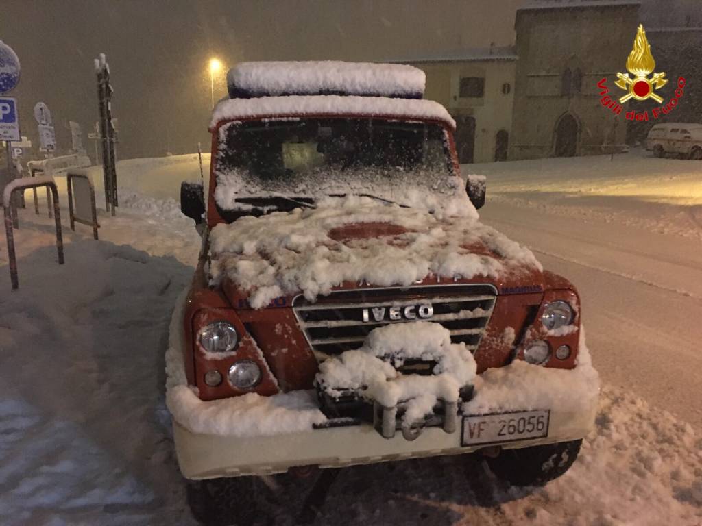 I vigili del fuoco al lavoro tra i terremotati