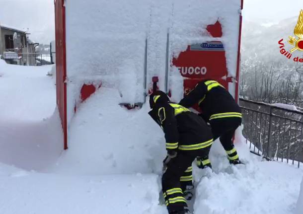 I vigili del fuoco al lavoro tra i terremotati