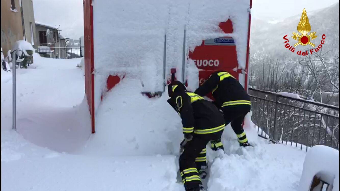 I vigili del fuoco al lavoro tra i terremotati